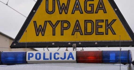 Co najmniej trzy osoby zostały poszkodowane po tym, jak samochód osobowy wjechał w przystanek autobusowy na wjeździe na Most Śląsko-Dąbrowski w Warszawie. Informację otrzymaliśmy na Gorącą Linię RMF FM. 