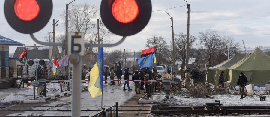 ​Prorosyjscy separatyści na wschodzie Ukrainy oddali strzały ostrzegawcze, gdy obserwatorzy OBWE znaleźli czołg, ukrywany przez rebeliantów w miejscu, w którym zgodnie z porozumieniami nie powinno być takiego uzbrojenia.