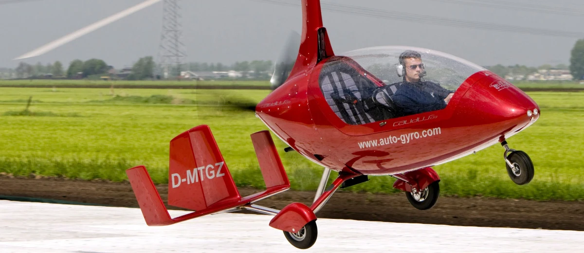 ​Od dzisiaj można kupić latający samochód, spełniający wszystkie normy ruchu drogowego i lotniczego w Unii Europejskiej i Stanach Zjednoczonych - informuje dziennikarka RMF FM Katarzyna Szymańska-Borginon. Do sprzedaży trafiły dwa modele żyrokoptera, cena pojazdu to pół miliona euro. 