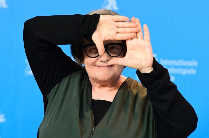 Na okładce piątego numeru "The Hollywood Reporter", wydawanego specjalnie codziennie z okazji Berlinale, znaleźli się Zofia Wichłacz, Agnieszka Holland i Jakub Gierszał. W prawym dolnym rogu na czerwonym kwadracie znajduje się biały napis Polish / Cinema. Zdjęcia naszych twórców, jak i kadry z kilku prezentowanych tu polskich filmów są czarno-białe, tak samo jak napis "Keep an eye on us" ("Nie trać nas z oczu"). Artystyczny zamysł czy polityczny komentarz?