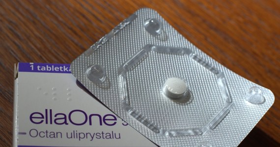 Hormonalne leki antykoncepcyjne będą sprzedawane wyłącznie na receptę - przewiduje projekt zmian w obowiązujących przepisach, przyjęty we wtorek przez rząd. Oznacza to, że na receptę będą także pigułki ellaOne - tzw. pigułki "dzień po", czyli antykoncepcji awaryjnej - które od 2015 roku osoby powyżej 15. roku życia mogły kupić bez konieczności wizyty u lekarza. Projekt - którego nie zapowiadano w porządku wtorkowych obrad rządu - ma również m.in. umożliwić dostęp do niestandardowej terapii w sytuacjach zagrożenia zdrowia i życia.