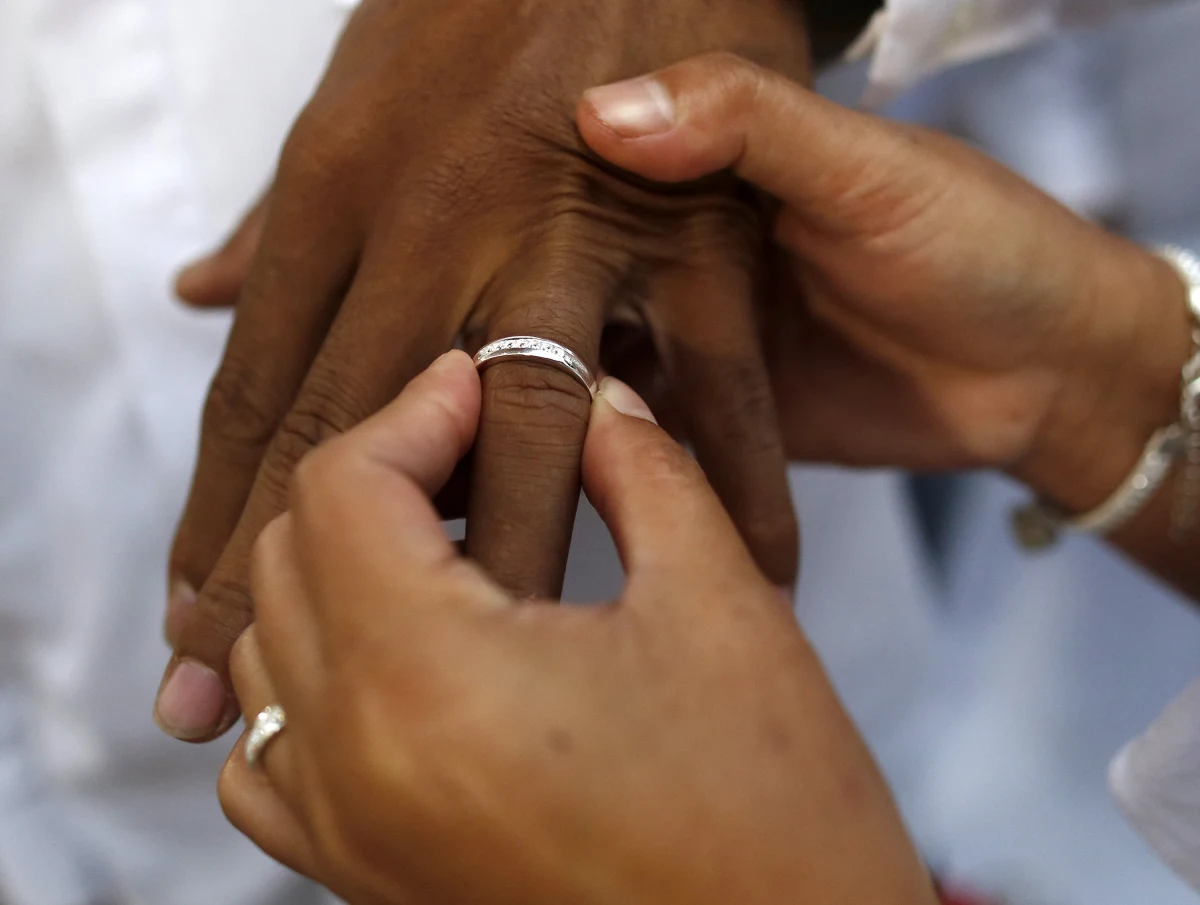 Wyniki licznych badań naukowych wskazują, że osoby żyjące w małżeństwie są przeciętnie zdrowsze od singli, osób rozwiedzionych czy owdowiałych. Badacze z Carnegie Mellon University odkryli, co może być tego przyczyną. Na łamach czasopisma "Psychoneuroendocrinology" piszą, że małżonkowie mają przeciętnie niższy poziom hormonu stresu - kortyzolu - i to może korzystnie wpływać na ich zdrowie. Wiadomo, że nadmiar kortyzolu osłabia zdolność organizmu do kontroli procesów zapalnych, te zaś często sprzyjają rozwojowi różnych chorób.