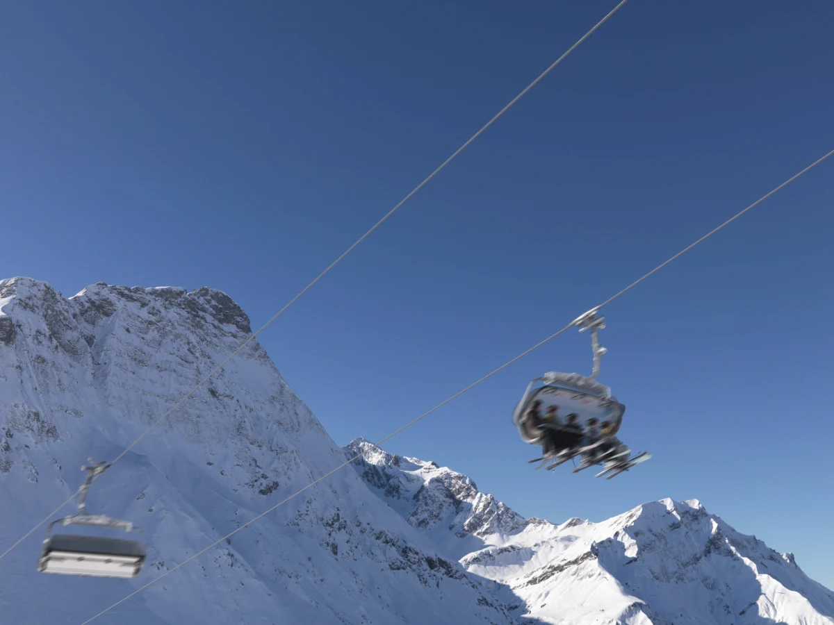 Nie żyje były trzykrotny zawodowy mistrz świata w narciarstwie alpejskim Adrien Duvillard. Zmarł w wieku 82 lat po zasłabnięciu na stoku w Megeve - poinformowało kierownictwo tej stacji narciarskiej.