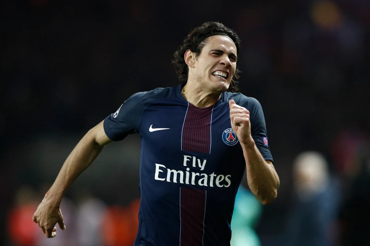 Piłkarze Barcelony przegrali na wyjeździe z Paris Saint-Germain aż 0:4 w pierwszym meczu 1/8 finału Ligi Mistrzów. W kadrze gospodarzy zabrakło Grzegorza Krychowiaka. Borussia Dortmund, z Łukaszem Piszczkiem w składzie, uległa w Lizbonie Benfice 0:1.