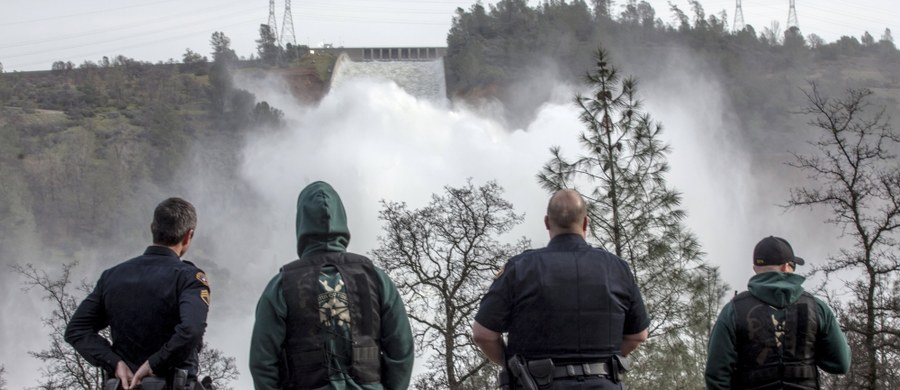 Władze odwołały nakaz ewakuacji dla ok. 200 tys. osób zamieszkałych poniżej najwyższej w USA zapory wodnej Oroville w Kalifornii. Trwają prace nad odprowadzaniem wody z przepełnionego zalewu. Uznano, że ryzyko przelania się wody znacznie zmniejszyło się.