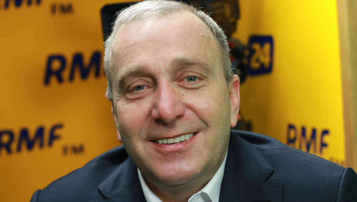 „To co się wydarzyło w kilka dni po wypadku w Oświęcimiu to jest pytanie o jakość polskiego państwa prawa” – mówił prezes Platformy Obywatelskiej Grzegorz Schetyna w Porannej rozmowie w RMF FM. Lider opozycyjnego ugrupowania wylicza, że źle potraktowano podejrzanego i nie dopuszczono do niego adwokata. Przypomniał, że podobna sprawa – z wypadkiem prezydenta Bronisława Komorowskiego – zakończyła się w sądzie. „Rodzinę poszkodowanej pani Arnal reprezentował Bartosz Kownacki, sprawa skończyła się skazaniem jednego z oficerów BOR-u” – mówił. „Sądy w państwie Platformy były na tyle niezależne, że nie trzeba było nikogo wspierać. Wtedy państwo broniło się samo. Dzisiaj Platforma Obywatelska musi bronić państwa prawa” – mówił lider PO. 