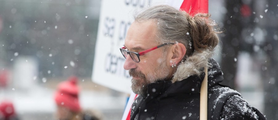 ​Prokuratura Okręgowa w Warszawie włączyła do prowadzonego postępowania sprawdzającego zawiadomienie byłego skarbnika KOD, który twierdzi, że był nakłaniany do fałszowania faktur, mających potwierdzić zwrot pieniędzy przez firmę lidera ugrupowania Mateusza Kijowskiego.