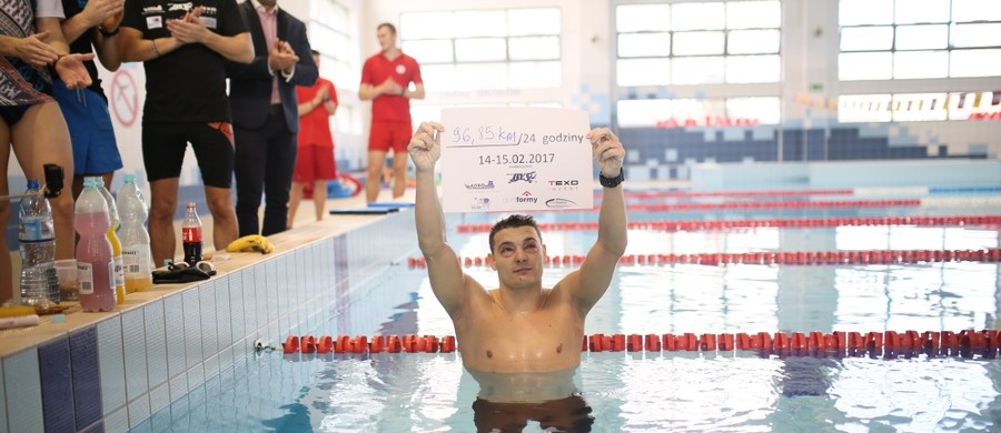Przed południem Centrum Rekreacyjno-Sportowym w Warszawie z wody wyszedł 25-letni Sebastian Karaś, który pływał w basenie przez ostatnią dobę. Przepłynął w ten sposób ponad 96 kilometrów.