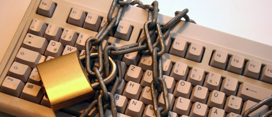 Komisja Nadzoru Finansowego wzmacnia zabezpieczenia przed hakerami - dowiedział się reporter RMF FM. KNF wyda ponad 650 tysięcy złotych na rozbudowę systemu bezpieczeństwa. Przetarg w tej sprawie został rozstrzygnięty półtora tygodnia, po ujawnieniu włamania na stronę KNF, która została później użyta do dalszych cyberataków na kilka banków.