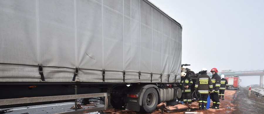 Na autostradzie A4 na Dolnym Śląsku doszło zderzenia pięciu ciężarówek. W karambolu rany odniosła jedna osoba. Policja przystąpiła już do przekierowywania ruchu na objazdy. 