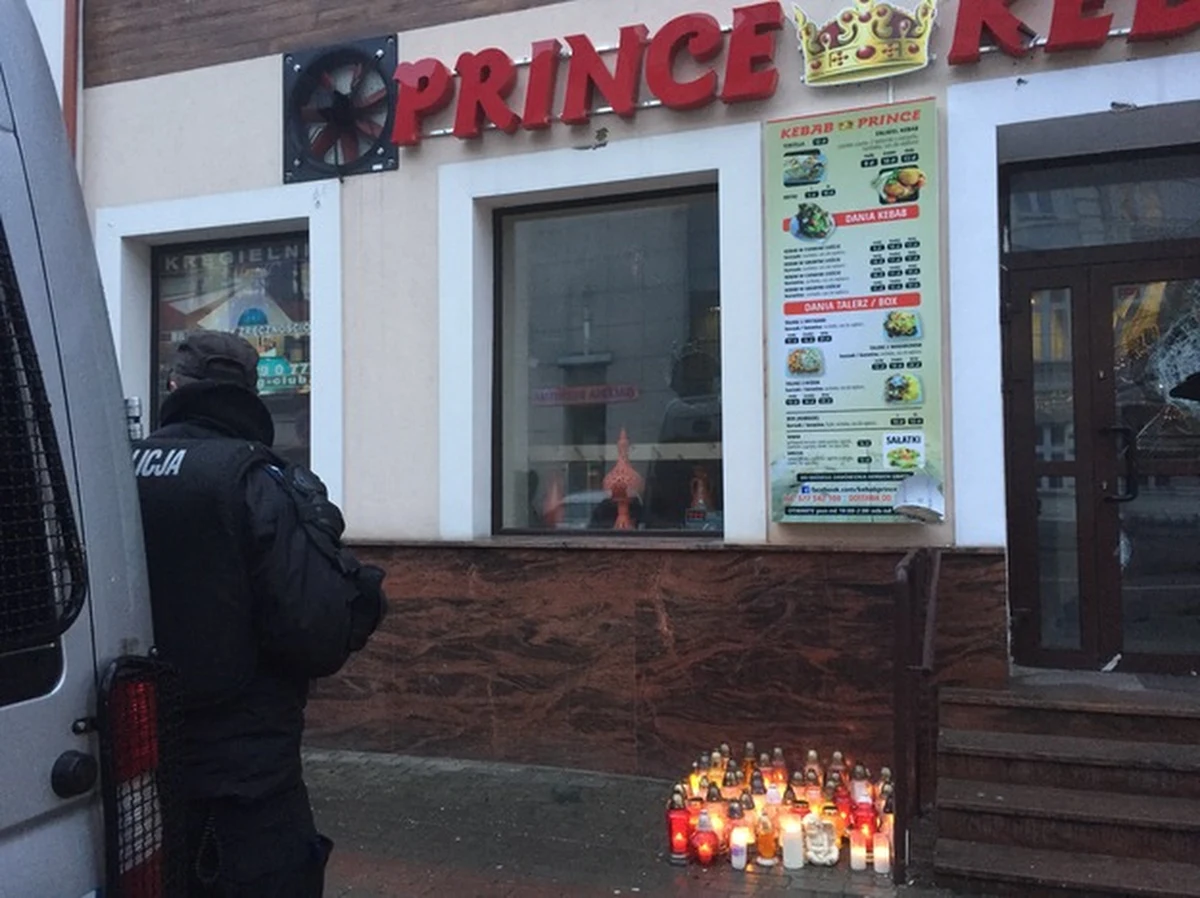 Prokuratura w Ełku ustaliła domniemanego sprawcę podpalenia mieszkania cudzoziemca zatrudnionego w barze z kebabem, przed którym zginął 21-letni Daniel R. Do podpalenia doszło na początku stycznia podczas zamieszek, które wybuchły po śmierci młodego człowieka.