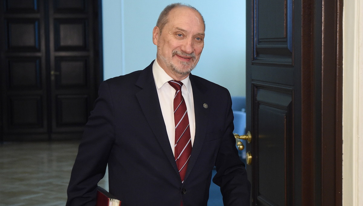 Ministerstwo Obrony Narodowej nie kupi tysiąca taktycznych długopisów, które poza pisaniem w ekstremalnych warunkach miały mieć zbijak do szyb, nożyk i latarkę. Resort Antoniego Macierewicza, po interwencji naszego reportera, wycofał się z przetargu. 