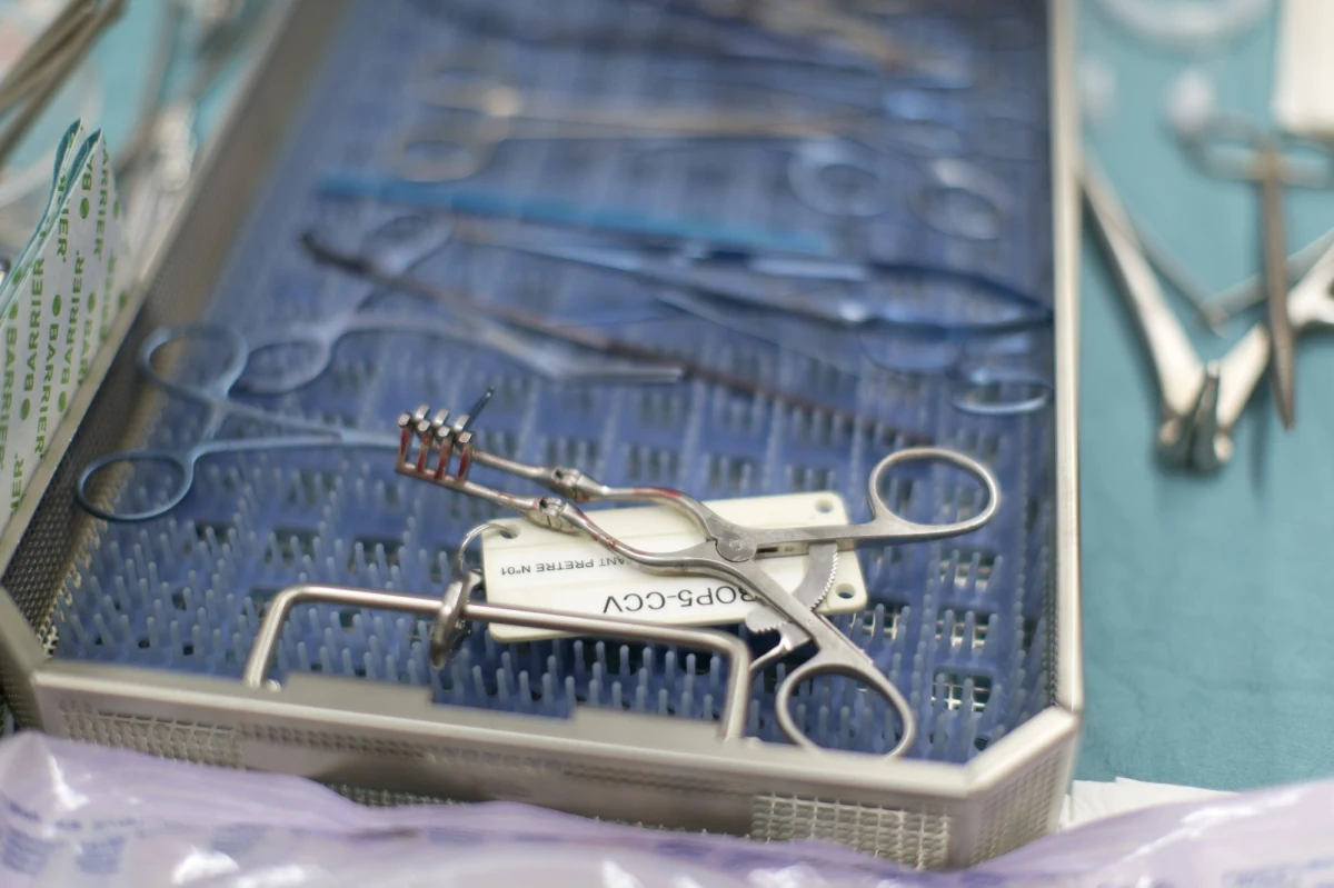 Unikatowy w skali światowej zabieg w Katowicach! Kardiolodzy II i III Oddziału Kardiologii Górnośląskiego Centrum Medycznego uratowali życie pacjenta z pękniętym sercem. 