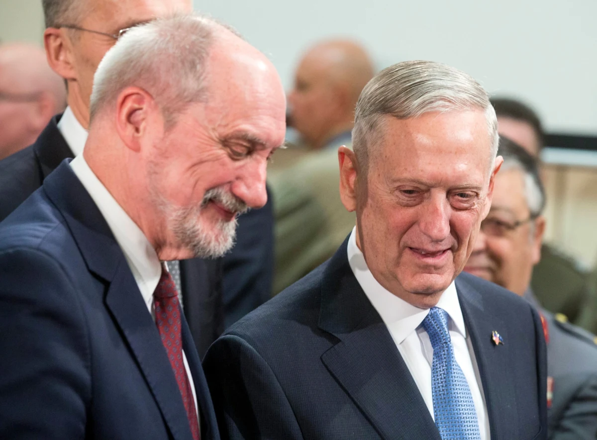 Polska będzie politycznie pomagać innym krajom NATO, zwłaszcza tym, które mają bardzo duży dochód narodowy, w podwyższaniu wydatków obronnych – zadeklarował w Brukseli szef MON Antoni Macierewicz. ​Minister potwierdził też, że w kwietniu do Polski przyjadą żołnierze z wielonarodowego batalionu, który zgodnie z decyzją szczytu NATO w Warszawie razem z podobnymi oddziałami w państwach bałtyckich wzmocni wschodnią flankę Sojuszu.