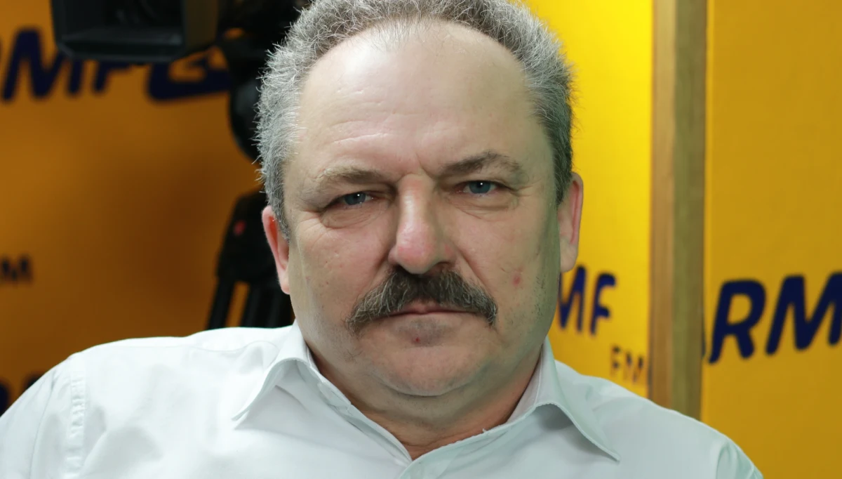 „Jeżeli mi zostanie postawione zadanie kandydowania na prezydenta Warszawy, to oczywiście zostanie ono wykonane i będziemy walczyli o prezydenturę” – mówił w Porannej rozmowie w RMF FM poseł Kukiz’15 Marek Jakubiak. Według niego, niezależnie kto z ugrupowania będzie kandydował, to partyjni koledzy go poprą. „Zapewniam, że jak jeden z nas będzie startował, to cała reszta go będzie wspierała” – mówił gość Roberta Mazurka.  O sytuacji wokół wypadku premier Beaty Szydło wypowiada się krytycznie. „Lawinę dyskusji wywołało trzech panów: minister, wiceminister i komendant główny policji. Stworzyli jakąś kuriozalną konferencję prasową: Polacy nic się nie stało, wszystko w porządku, BOR jest w porządku, kierowca był wyspany, tylko pani premier na drzewie" – mówił poseł. „Ja po prostu nie łapię, o co chodzi PiS-owi” – tłumaczy. Powiedział również, że nie należy bronić Biura Ochrony Rządu. „BOR jest od przewidywania i zapobiegania tego rodzaju zagrożeniom, które dotyczą premiera rządu polskiego” – twierdzi polityk Kukiz'15. Stwierdził też, że do całej sytuacji źle podchodzi premier Beata Szydło. „Jak widzę jaka pani premier jest zadowolona w ostatnim czasie, to mi ręce opadają. Nie można robić samozadowolenia z katastrofy, która mogła doprowadzić do osierocenia Polski” – komentował Jakubiak. 