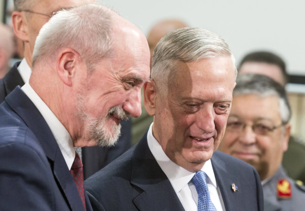 Najwyższy czas, by NATO włączyło się w wyjaśnianie katastrofy smoleńskiej - powiedział dziennikarzom w Brukseli szef MON Antoni Macierewicz. Dodał, że Polska oczekuje m.in. przekazania wszystkich informacji, jakimi dysponuje Sojusz i jego członkowie.