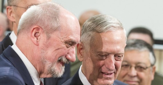 Najwyższy czas, by NATO włączyło się w wyjaśnianie katastrofy smoleńskiej - powiedział dziennikarzom w Brukseli szef MON Antoni Macierewicz. Dodał, że Polska oczekuje m.in. przekazania wszystkich informacji, jakimi dysponuje Sojusz i jego członkowie.