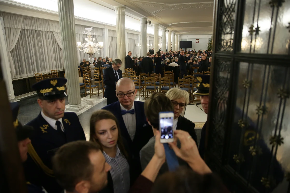 Już 250 osób przesłuchano w trwającym od miesiąca śledztwie dot. posiedzenia Sejmu w Sali Kolumnowej. Uznawane przez rządzących za pucz wydarzenia przed Sejmem i nielegalne, według opozycji, obrady Sejmu w Sali Kolumnowej bada Prokuratura Okręgowa w Warszawie. Do zakończenia obu śledztw jeszcze daleko.