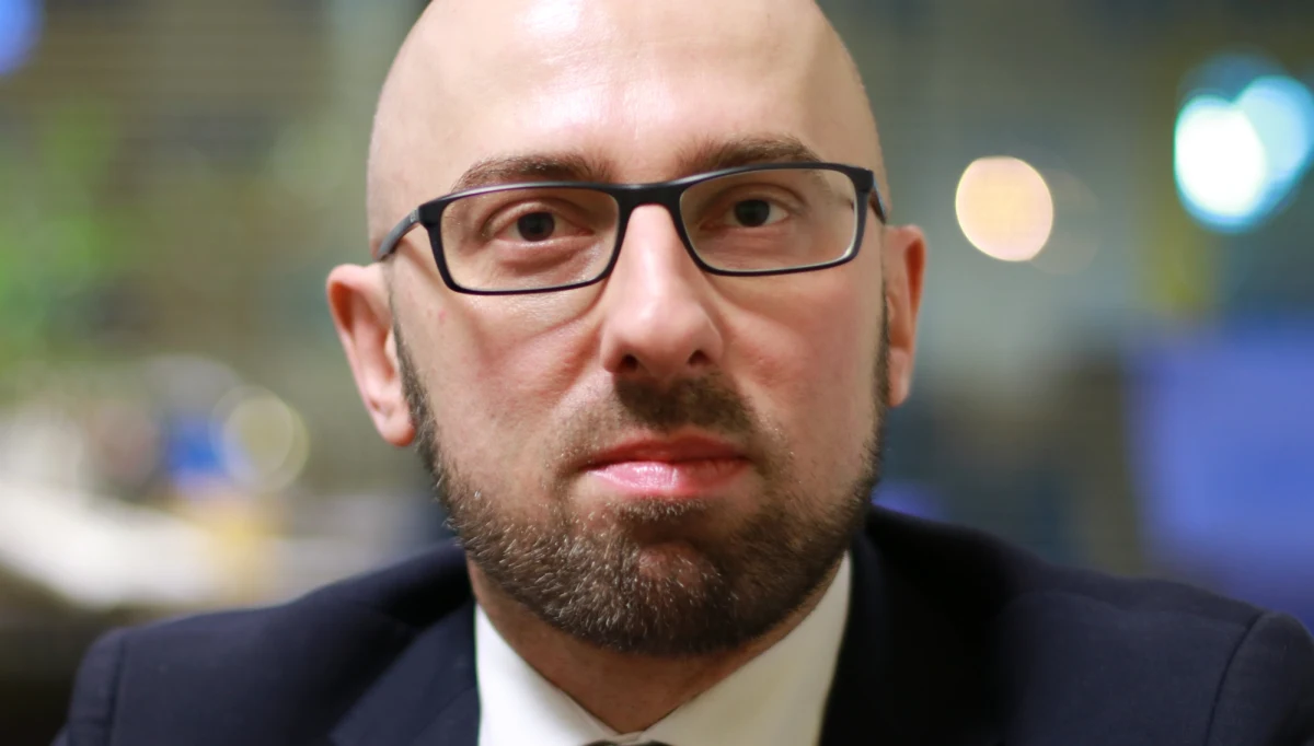 "Opozycja się pogubiła i upolitycznia wypadek" – mówił poseł PiS Krzysztof Łapiński, nawiązując do piątkowego wypadku w Oświęcimiu z udziałem limuzyny premier Beaty Szydło. "Szkoda mi tego chłopaka, jest wykorzystywany przez posłów opozycji, którzy za 2-3 miesiące o nim zapomną" – powiedział gość Popołudniowej rozmowy w RMF FM. "Myślę, że Kaczyński może tupnąć nogą w sprawie Bartłomieja Misiewicza” – mówił w internetowej części popołudniowej Rozmowy nasz gość. Odniósł w ten sposób do trwającej od wielu tygodni niejasnej sytuacji z zatrudnieniem Bartłomieja Misiewicza w Ministerstwie Obrony Narodowej. „Sprawa Misiewicza nie pomaga wizerunkowo PiS-owi” – przyznał poseł. 