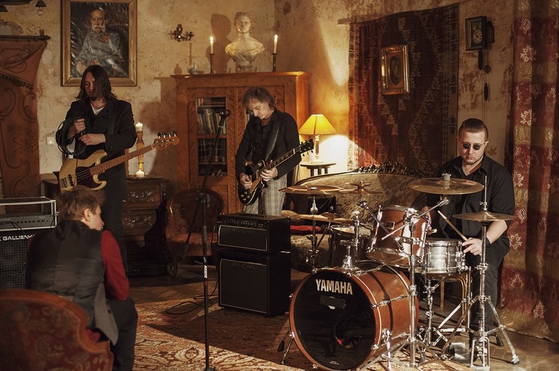 Formacja Revolver! zaprezentowała trzecią odsłonę debiutanckiej płyty. Kompozycji zatytułowanej ”Kołysanka” towarzyszy teledysk. 