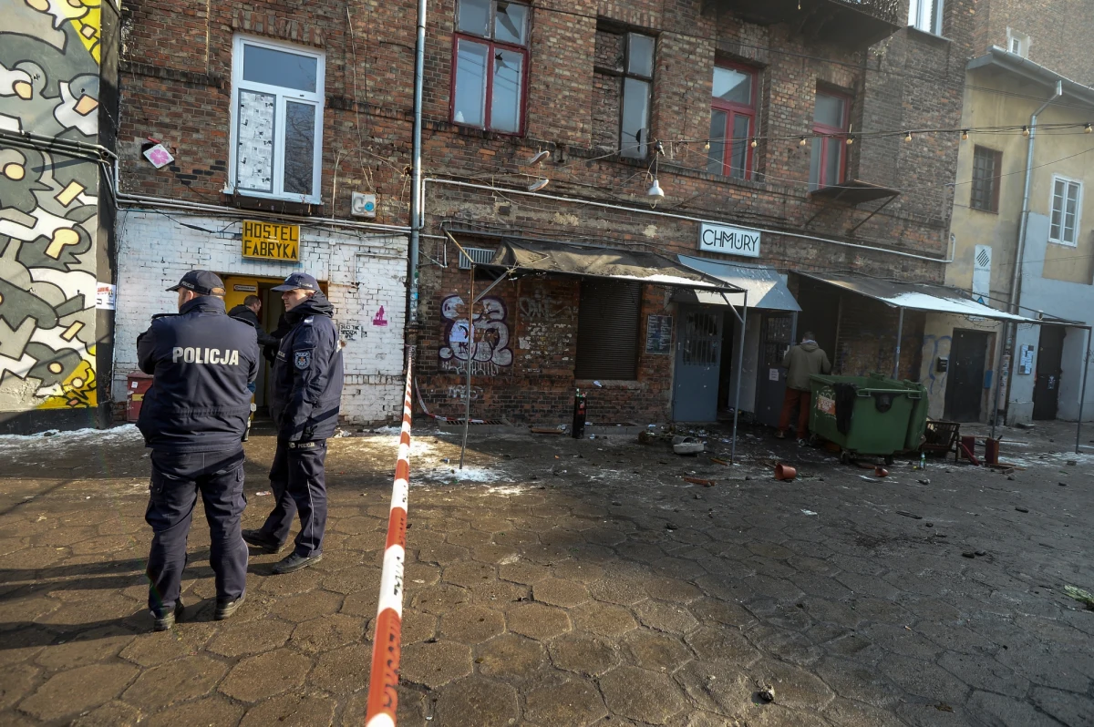 Obywatel Holandii został zatrzymany za atak na policjanta, a 80 osób zostało doprowadzonych na przesłuchanie - to efekt działań policji, która zapobiegła kolejnej awanturze między kibicami Legii Warszawa i Ajaksu Amsterdam. W środę wieczorem kilkanaście zamaskowanych osób obrzuciło kamieniami i butelkami klub na stołecznej Pradze, w którym bawili się holenderscy kibice, oraz hostel, w którym mieszkali. W czwartek wieczorem odbędzie się mecz między tymi drużynami.