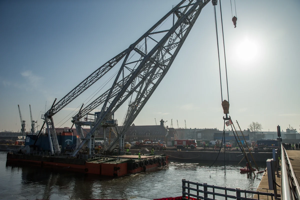 Z dna szczecińskiej mariny na Wyspie Grodzkiej wyciągnięto jacht „Down North”, który zatonął tam w niedzielę. Ten sam jacht w 2015 r. zatonął na Zatoce Pomorskiej. Po czterech miesiącach został wydobyty i wyremontowany.