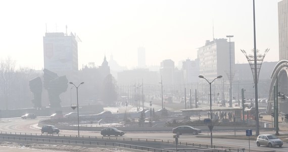 Od początku roku minęło zaledwie półtora miesiąca, a 16 polskich miast już przewyższyło dopuszczalny, roczny limit dni z przekroczeniem norm jakości powietrza - informuje Polska Zielona Sieć. Listę otwiera Kraków, Nowy Targ i Wodzisław Śląski.