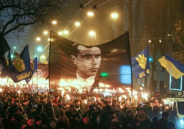 Portret Bandery na parkanie ambasady RP w Kijowie. To protest przeciw słowom Dudy i Kaczyńskiego