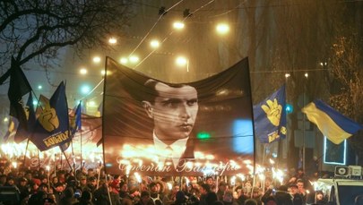 Portret Bandery na parkanie ambasady RP w Kijowie. To protest przeciw słowom Dudy i Kaczyńskiego