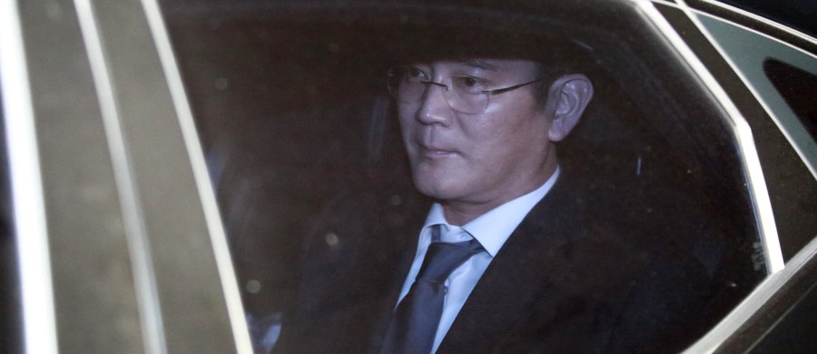 Wiceprezes koncernu Samsung Li Dze Jong aresztowany w pod zarzutem udziału w aferze korupcyjnej na szczytach władzy Korei Płd. Zdaniem ekspertów zatrzymanie Li będzie mieć negatywny wpływ na dalszą strategię i funkcjonowanie spółki.