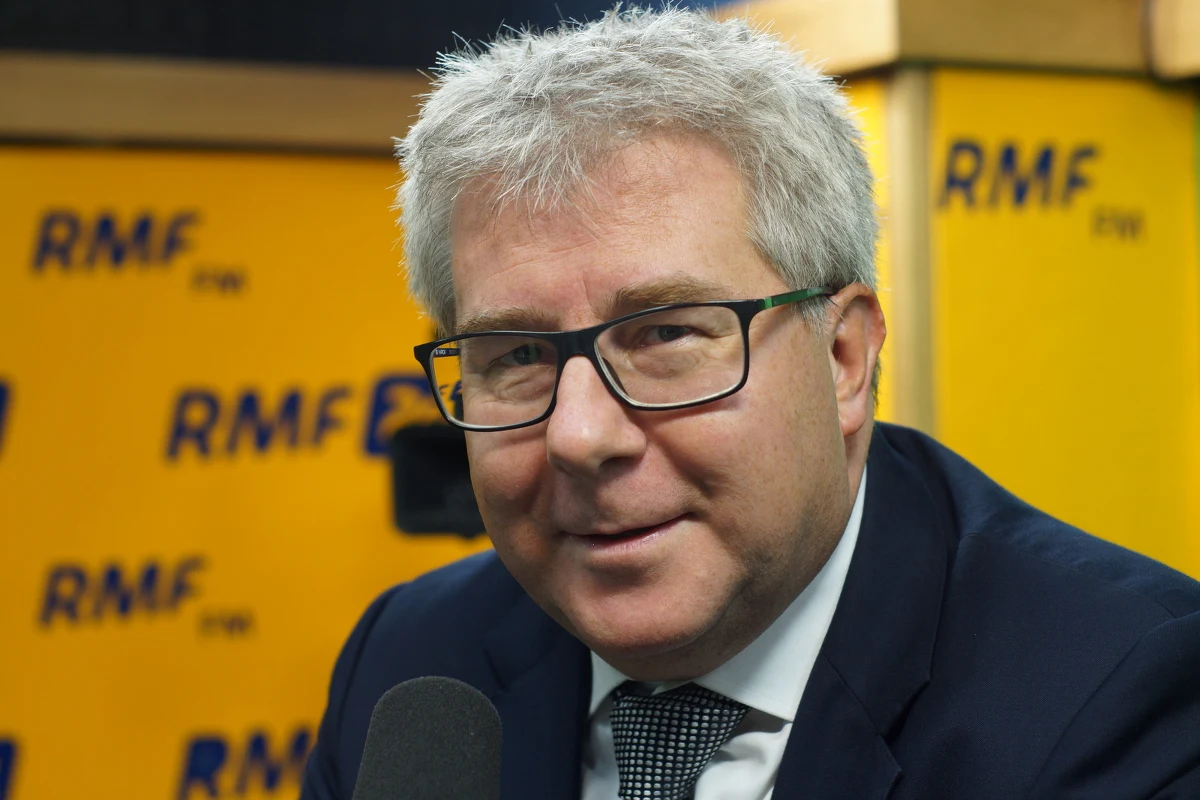 "Obowiązuje nas solidarność wobec rodzin tych ludzi" - mówił o tragedii górniczej w Polkowicach eurodeputowany Ryszard Czarnecki w Porannej rozmowie w RMF FM. O dymisji Roberta Greya mówi krótko: "Respektuję fakty". Mówiąc o sytuacji w europarlamencie, zaznaczył, że nie ma konfliktu między nim a Ryszardem Legutko w walce o stanowisko szefa frakcji Konserwatystów i Reformatorów. "To są nasze aspiracje, bardzo byśmy chcieli, żeby Polak był szefem tej grupy". Eurodeputowany wypowiedział się również o sytuacji wokół Trybunału Konstytucyjnego. Według niego sytuacja wokół instytucji zaczyna się stabilizować. „Myślę, że ta opera mydlana wokół Trybunału Konstytucyjnego powoli dobiega końca” – powiedział gość Roberta Mazurka. Polityk zaznaczył również, że nie jest też mu żal tego, co Prawo i Sprawiedliwość zrobiło z Trybunałem Konstytucyjnym. „Pojęcie żalu w polityce jest dosyć egzotyczne, a prezes Trybunału stał się politykiem pełną gębą i wydaje mi się, że TK stał się zakładnikiem Andrzeja Rzeplińskiego” – mówił Czarnecki. „Nie PiS rozpoczął batalię wokół Trybunału Konstytucyjnego, tylko poprzedni parlament. W zasadzie siłą wybrali nowych członków TK wbrew wszelkim zasadom i regułom” – stwierdził europoseł. 