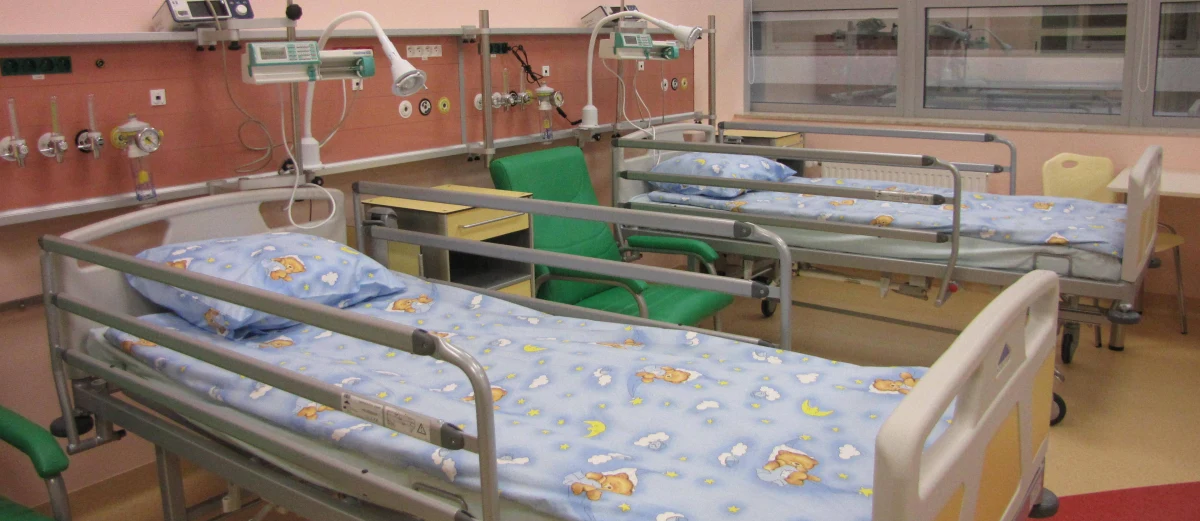 Szansa dla dzieci cierpiących na chorobę Leśniowskiego-Crohna. Firma produkująca niezbędny dla nich lek złoży w Ministerstwie Zdrowia wniosek o wydłużenie czasu bezpłatnego leczenia - z jednego roku do dwóch lat. "To krok w dobrą stronę. Ale nie na takie rozwiązanie czekamy" - uważa Anita Michalik, której córka zmaga się z tą chorobą. 