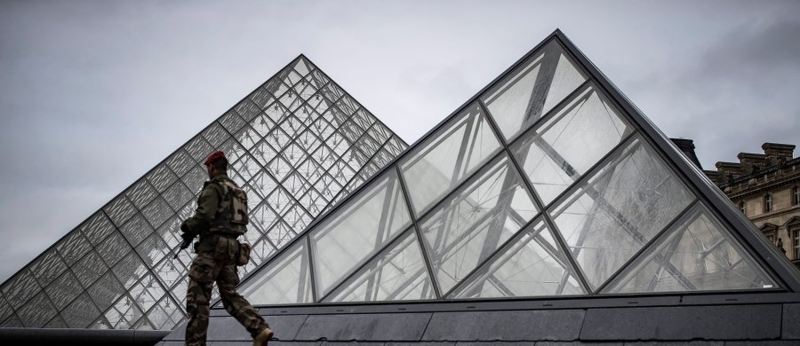 Część pieniędzy przesłanych do Polski przez sprawcę ataku na żołnierzy pilnujących bezpieczeństwa przy Luwrze w Paryżu przeznaczona była dla jego ojca w Egipcie. Takie są według dziennika "Le Figaro" wstępne rezultaty francusko-polskiego śledztwa.