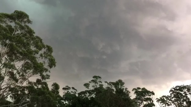 Oto niesamowity timelapse przedstawiający zmieniającą się pogodę i zbliżającą się burzę. Wideo nagrano w Sydney w Australii.