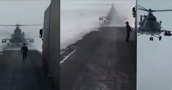 Na autostradzie niedaleko miasta Aktobe w Kazachstanie doszło do niecodziennego zdarzenia. Pilot wojskowego helikoptera wylądował na środku drogi i podszedł do stojącego kierowcy, żeby spytać... o drogę.