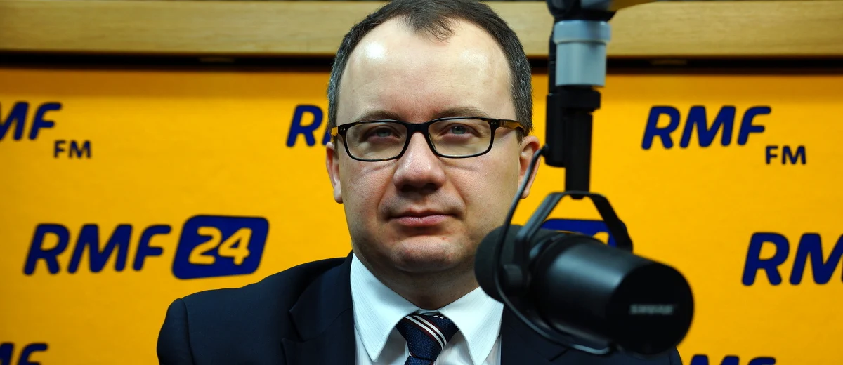 "Wprowadzenie tego typu rozwiązania przy jednoczesnym braku rozwiązań dotyczących dostępności ginekologa, przy braku wystarczającej edukacji seksualnej może powodować zagrożenie dla zdrowia, a także może powodować sytuację, w której będzie występowała coraz większa liczba niepożądanych ciąż" - powiedział w Popołudniowej rozmowie w RMF FM Adam Bodnar. Rzecznik Praw Obywatelskich odniósł się w ten sposób do propozycji rządu, aby pigułki "dzień po" były sprzedawane tylko i wyłącznie za zgodą lekarza. Bodnar dodał także, że wprowadzenie tego typu tabletki na receptę blokuje możliwość korzystania z praw przez kobiety, które chciałby z takiej pigułki skorzystać. RPO podkreślił, że jego reakcja na propozycję rządu jest w przygotowaniu. "Taka pigułka rozwiązuje cały szereg problemów antykoncepcyjnych. Rekomendacja ze strony Europejskiej Agencji ds. Leków stwierdza, że jest bezpieczna"powiedział gość Marcina Zaborskiego.