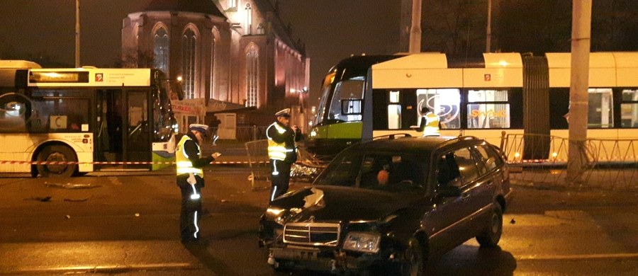 5 osób trafiło do szpitala po wypadku przy ulicy Wyszyńskiego w Szczecinie. Informację i zdjęcia z miejsca zdarzenia dostaliśmy na Gorącą Linię RMF FM. 