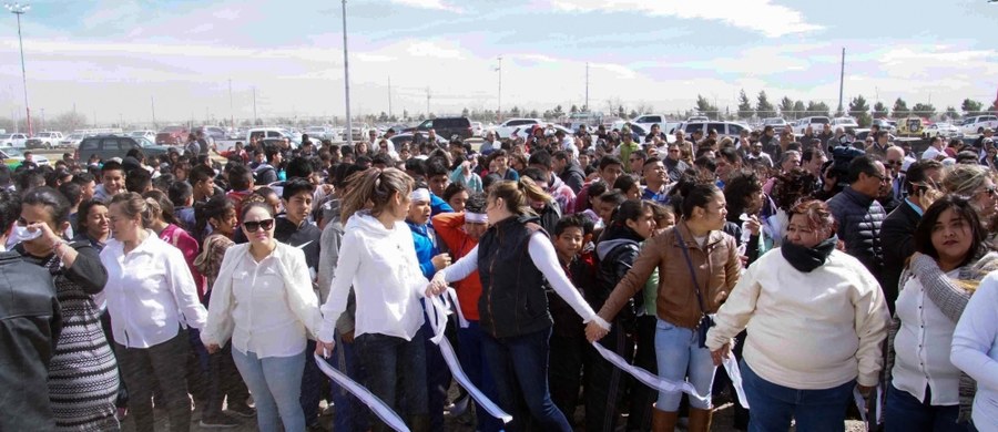 Setki Meksykanów w położonym przy granicy z USA mieście Ciudad Juarez sformowało w piątek "ludzki mur" wzdłuż brzegu granicznej rzeki Rio Grande aby zaprotestować planom prezydenta USA Donalda Trumpa budowy prawdziwego muru granicznego.