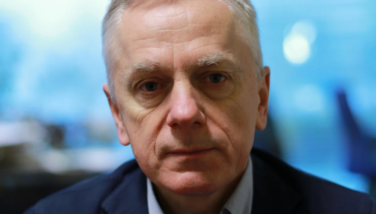 "Nie ma panaceum, ale ustawa antyterrorystyczna pomoże służbom skutecznie zapobiegać i później, w razie czego, zwalczać zagrożenia terrorystyczne" – mówi Gość Krzysztofa Ziemca w RMF FM, generał policji, twórca CBŚ i były wiceszef MSW gen. Adam Rapacki. Jego zdaniem "służby powinny mieć maksymalnie szerokie uprawnienia tak, aby uchronić obywateli przed zagrożeniem terrorystycznym". Rozszerzone kompetencje szefa ABW? "Dostaje te uprawnienia potężne. Będzie mógł mieć bezpośredni dostęp do w zasadzie wszystkich baz informacyjnych, które znajdują się w zasięgu administracji państwowej" - odpowiada gość RMF FM. Dodaje, że bazy danych, w których są przechowywane wrażliwe dane, powinny być udostępniane za zgodą sądu. "Te dane, które aż takimi wrażliwymi nie są, one powinny być w trybie on-linowym dostępne" - uważa generał. Pytany o blokadę internetu i zakaz zgromadzeń publicznych w przypadku zagrożenia odpowiada: "To będzie narzędzie chyba rzadko stosowane". Dodaje, że "jeśli miałoby to uchronić ludzi przed potencjalnym zamachem, to jest to do rozważania i do dyskutowania".