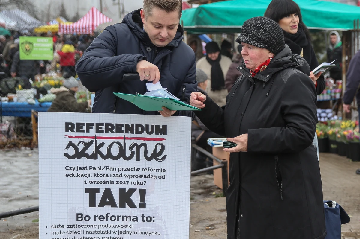​Przedstawiciele Związku Nauczycielstwa Polskiego oraz Polskiego Stronnictwa Ludowego przeprowadzili na warszawskim Ursynowie zbiórkę podpisów ws. referendum dot. reformy edukacji. Jak poinformował prezes ZNP Sławomir Broniarz Związkowi udało się do tej pory zebrać ok. 20 tys. podpisów.