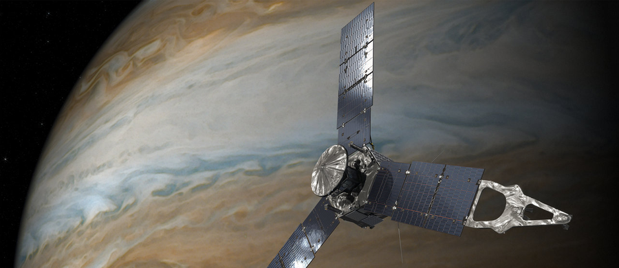 ​NASA przyznaje, że badająca Jowisza sonda Juno do końca swojej misji pozostanie na obecnej silnie wydłużonej orbicie, a planowany manewr zacieśnienia tej orbity nie będzie podejmowany. Wszystko przez usterki silnika głównego sondy - jego uruchomienie mogłoby wprowadzić Juno na jeszcze gorszą orbitę, podczas gdy obecna gwarantuje wykonanie większości zaplanowanych badań. Juno co prawda rzadziej będzie się zbliżać do powierzchni chmur Jowisza, ale i mniej czasu spędzi w strefie groźnego promieniowania, więc prawdopodobnie popracuje dłużej.