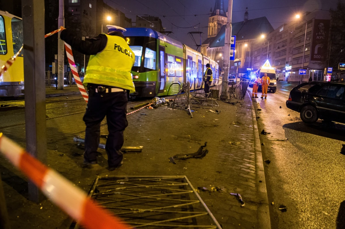 Zarzut spowodowania wypadku drogowego usłyszał kierowca samochodu, który wjechał w Szczecinie w barierę oddzielającą jezdnię od przystanku. W piątkowym wypadku ucierpiało pięć osób.
