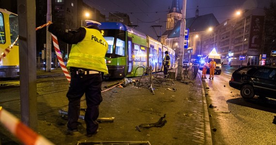 Zarzut spowodowania wypadku drogowego usłyszał kierowca samochodu, który wjechał w Szczecinie w barierę oddzielającą jezdnię od przystanku. W piątkowym wypadku ucierpiało pięć osób.
