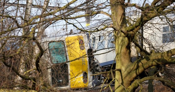 W Belgii wykoleił się pociąg pasażerski. Jedna osoba zginęła, 27 zostało rannych - informuje nasza korespondentka Katarzyna Szymańska-Borginion. Katastrofę mógł spowodować samobójca na torach. To jedna z hipotez, dotyczących przyczyn wypadku.