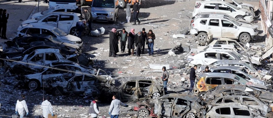 26 osób zostało w sobotę zatrzymanych w związku z atakiem, jaki w piątek przeprowadzono z użyciem samochodu pułapki w mieście Viransehir, w południowo-wschodniej Turcji. W wybuchu zginęły dwie osoby - poinformowało tureckie ministerstwo spraw wewnętrznych.