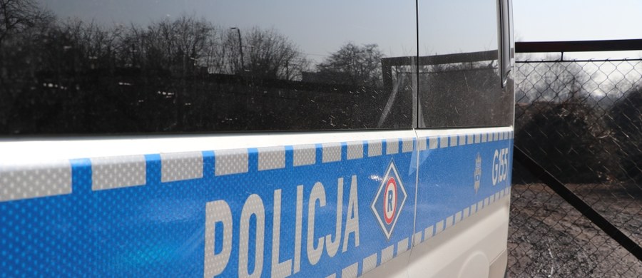 Dwie osoby zginęły w wypadku na drodze krajowej nr 19 w Podlaskiem. W miejscowości Zwierki samochód osobowy wypadł z drogi i uderzył w budynek mieszkalny. Zginęli kierowca i pasażer osobowego forda.