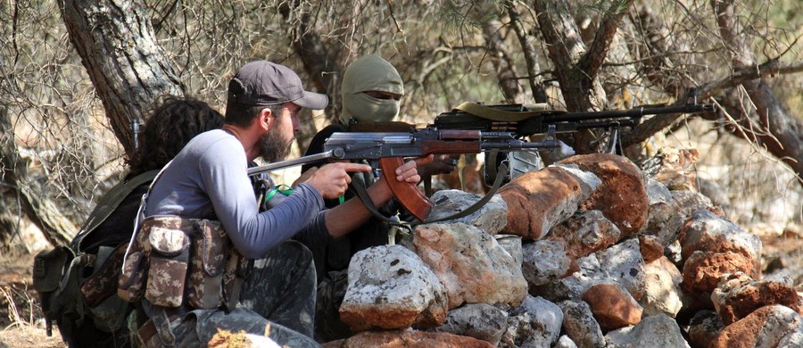 ​Wojna domowa podczas wojny domowej. Dwa salaficko-dżihadystyczne ugrupowania rebeliantów prowadzą ze sobą walki w rejonie Idlib i Hamy. Cywile mieszkający w regionie boją się wyjść z domów. 