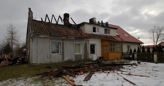 ​Trzy osoby zginęły w pożarze domu w miejscowości Nowa Wieś Mała niedaleko Kętrzyna w Warmińsko-Mazurskiem. Wśród ofiar pożaru były dwie kobiety oraz dziecko. Ich ciała znaleziono na poddaszu, gdzie najpierw pojawił się ogień.