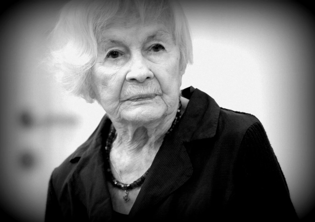 "Danusia dla wszystkich aktorów była drogowskazem. Pokazywała, że cierpienie i ból to obiekty, od których trzeba się dystansować. Uczyła nas etosu pracy w teatrze" - tak zmarłą w niedzielę Danutę Szaflarską w RMF FM wspomina reżyser i dyrektor Teatru Rozmaitości w Warszawie Grzegorz Jarzyna. 