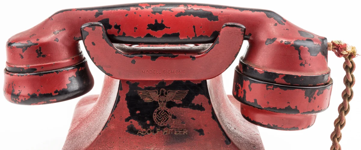 Aparat telefoniczny "czerwonej linii" Adolfa Hitlera zaprezentowany na aukcji jako "najbardziej zbrodnicza broń w historii" został sprzedany w niedzielę za 243 tys. dolarów. Taką informację podał amerykański dom aukcyjny "Alexander", który wystawił na sprzedaż tę "pamiątkę".